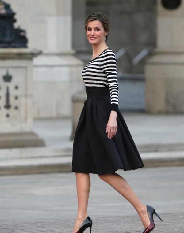 Un vestido con la cintura ancha y falda con vuelo, una inspiración en esta moda de los cincuenta y sesenta que ha popularizado la exitosa serie 