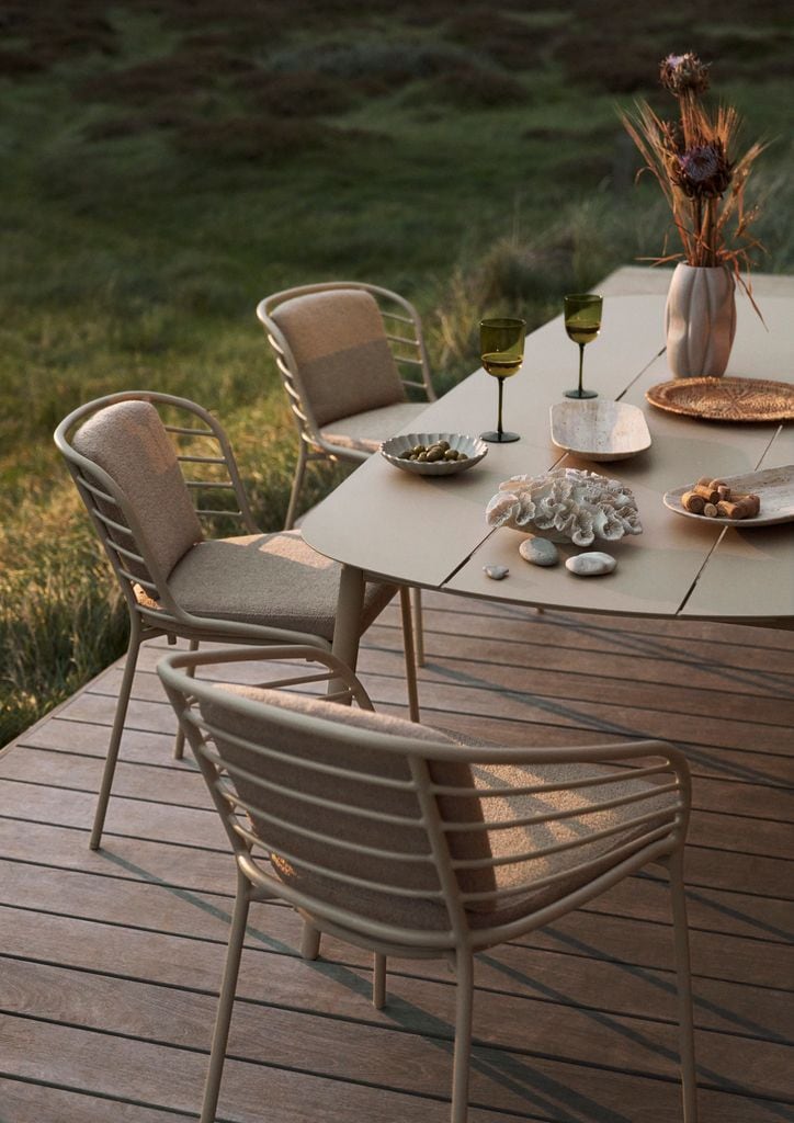 Comedor de verano con mesa y sillas de rejilla  