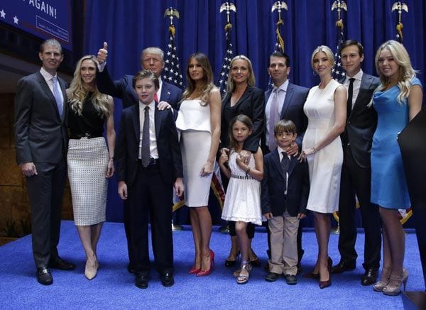 Melania siempre ha estado junto a su marido, en un discreto segundo plano. En la imagen, con los hijos de Donald durante su presentación como candidato a liderar el Partido Republicano
