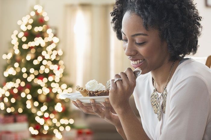 mujer comiendo en Navidad