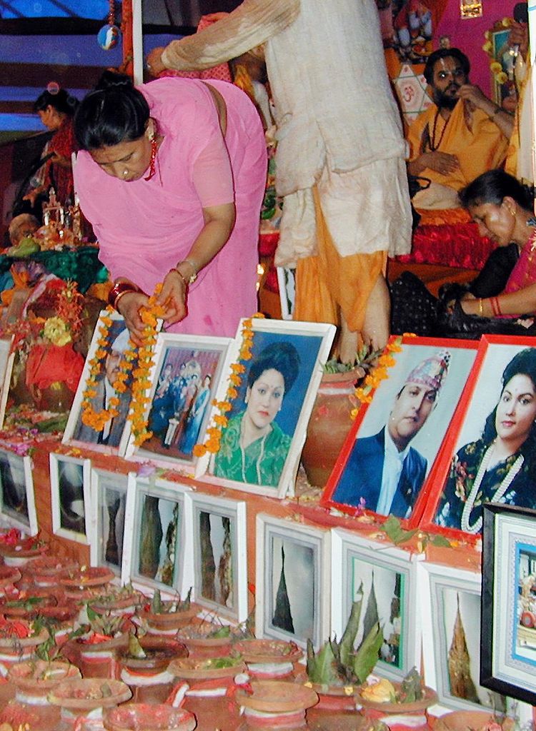 Ofrendas a la Familia Real de Nepal tras sus asesinatos en el año 2001