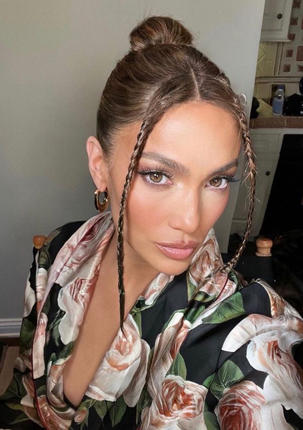 Jennifer Lopez con moño y trenzas