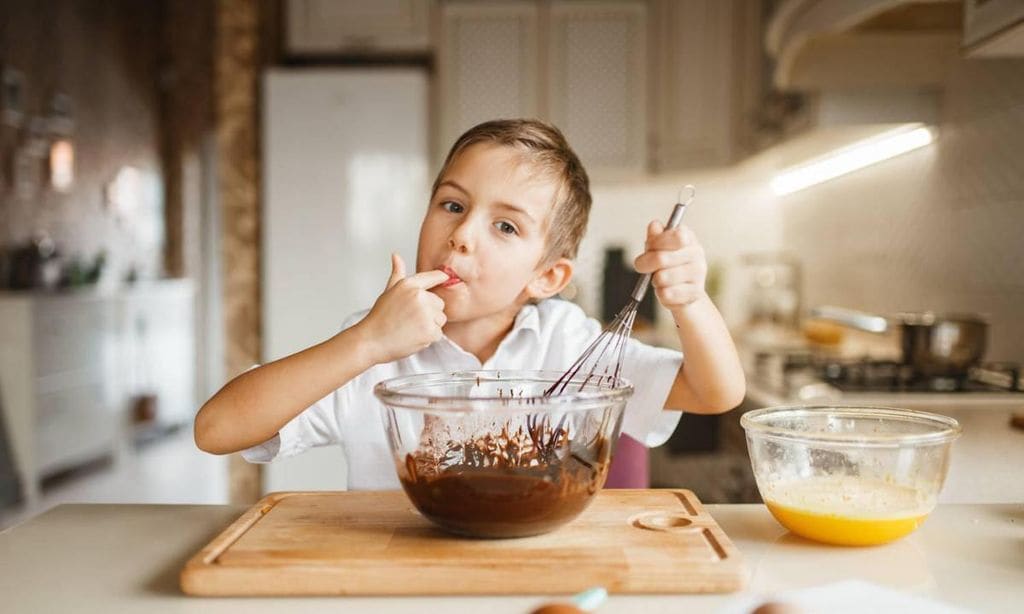 ni o haciendo una receta de chocolate