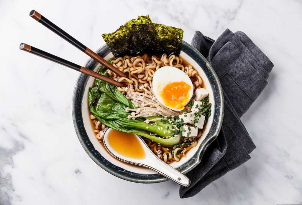 Ramen con huevo, setas enoki, pak choi y algas. 