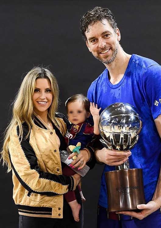 Pau Gasol con su familia recibiendo un premio 