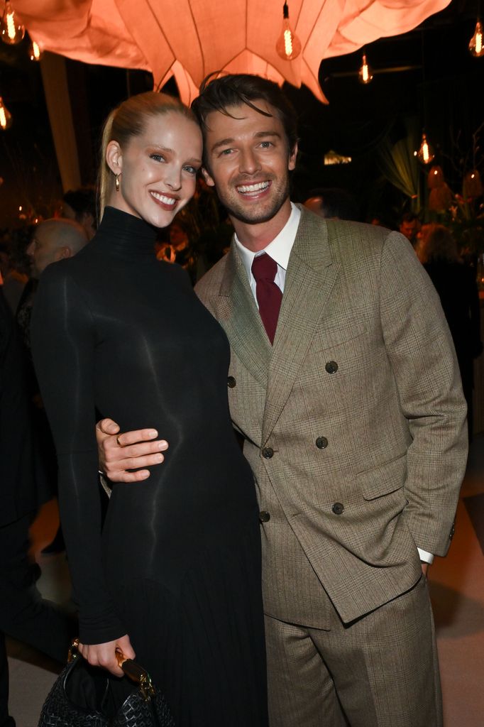 Patrick Schwarzenegger y su prometida Abby Champion en el estreno de la tercera temporada de 'The White Lotus' en Los Ángeles