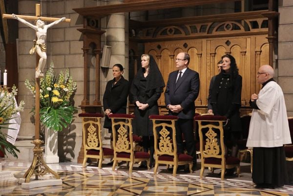 Alberto II,junto a su esposa Charlene, y sus hermanas, las princesas Carolina y Estefanía recuerdan a su padre en una emotiva ceremonia. © Photos : G. Luci y F. Nebinger / Palacio de Mónaco
