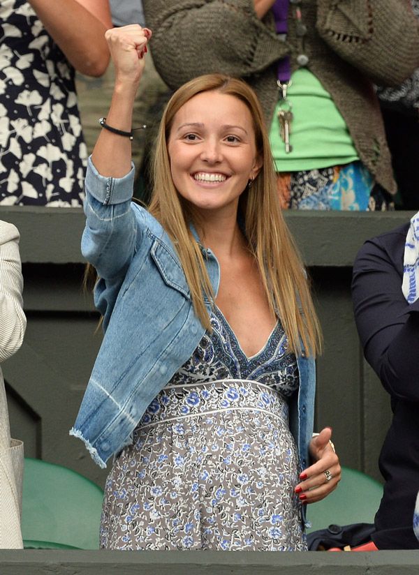 Jelena Ristic, luciendo su tripita de embarazada celebra un triunfo deportivo de Djokovic