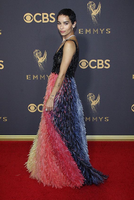 zoe kravitz en la alfombra roja de los emmy awards