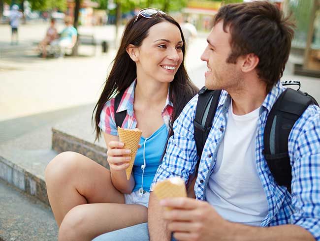 Pareja tomando un helado