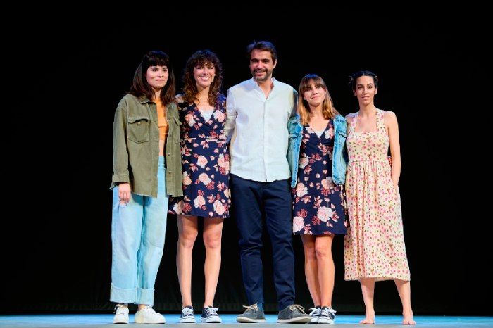 Almudena Cid con sus compañeros de teatro