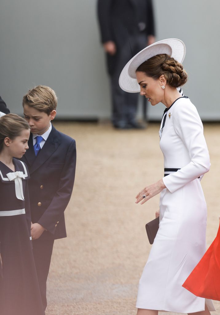 Charlotte se mostró muy pendiente de su madre.