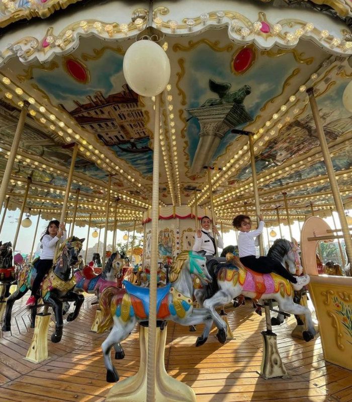 Georgina y sus niños en el parque temático Riyadh Winter Wonderland