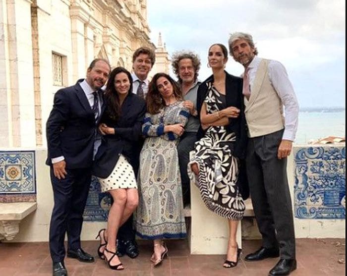 Eugenia Silva y Alfonso de Borbón con amigos