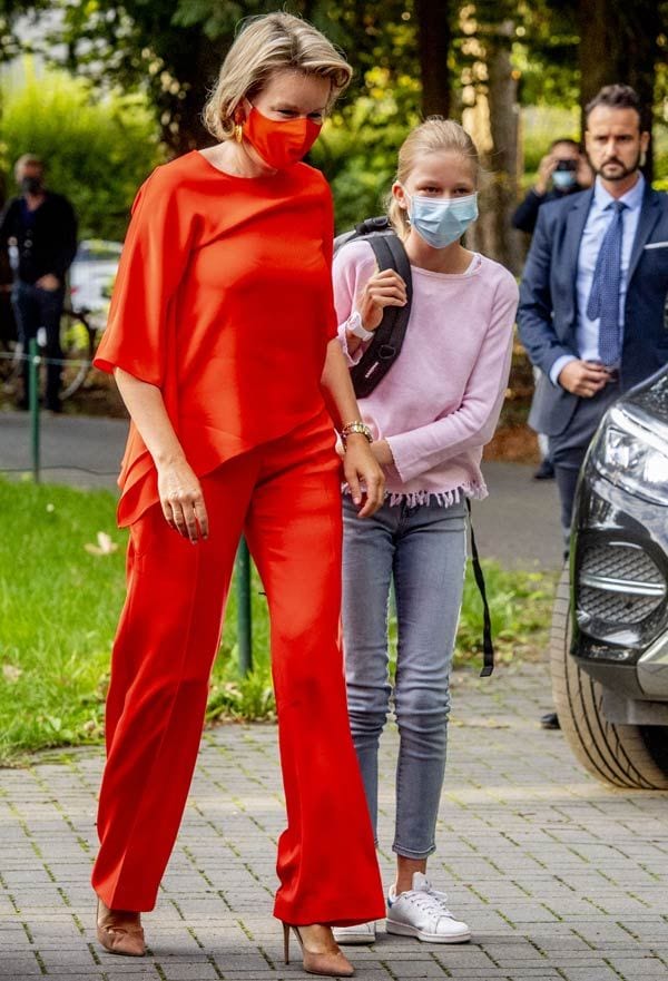 Matilde de Bélgica con conjunto naranja