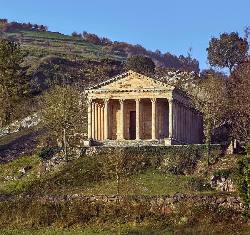 Iglesia que recuerda a la Grecia clásica en Cantabria, Arenas de Iguña