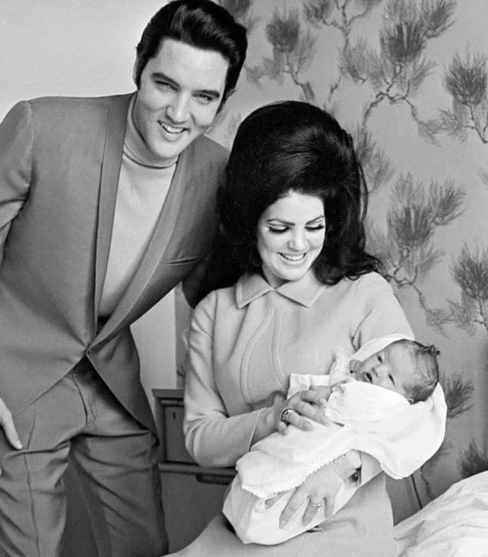 Elvis Presley, Priscilla Presley y su hija Lisa Marie Presley 