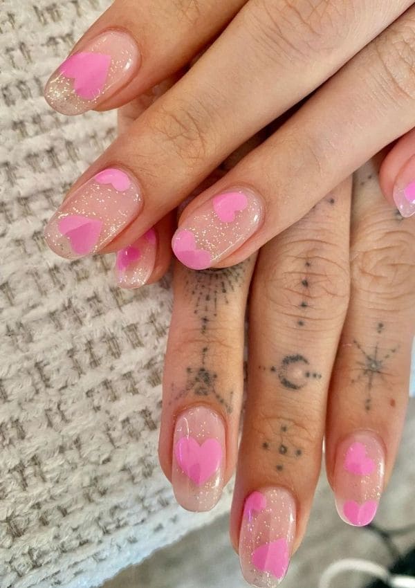 hailey bieber manicura corazones