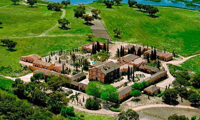 La exclusiva finca de Valdepalacios que albergará los tres días de celebración que durará la boda de Rocío Carrasco y Fidel Albiac
