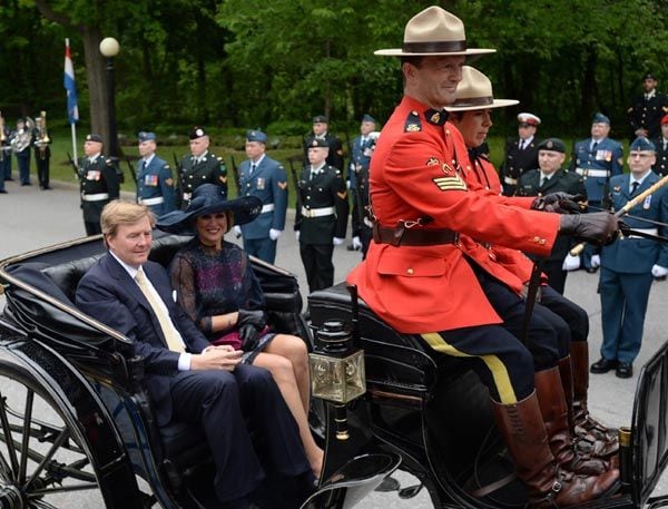 La Reina ha vuelto a marcar estilo en Canadá, donde junto a su marido, el rey Guillermo Alejandro, ha comenzado una visita oficial de tres días, después de ser invitados por el gobernador general David Johnston y su esposa, Sharon Johnston
