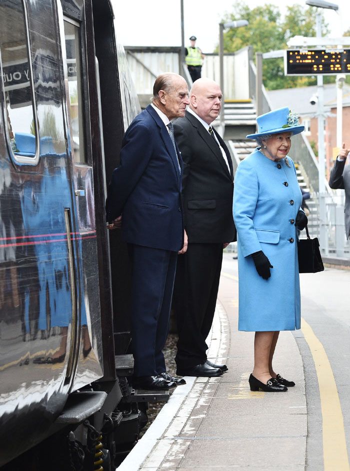 La Reina lleva tomando el mismo tren de las 10:44 de la mañana en Londres con destino a Norfolk desde hace ya varios años, por eso la inesperada cancelación de su viaje preocupó y provocó especulación en torno a la salud de la pareja
