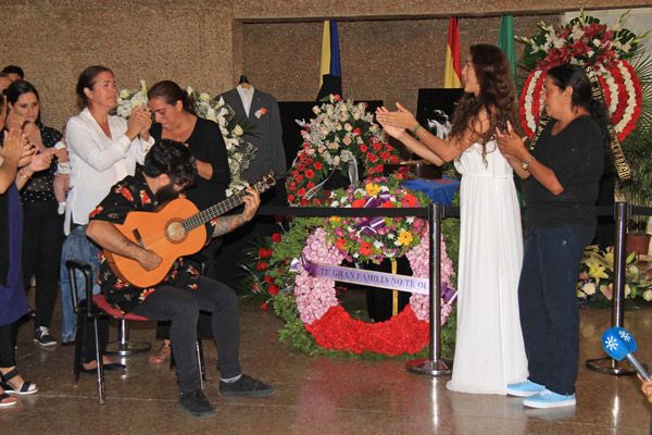 No ha faltado en la capilla ardiente una guitarra española que ha roto el silencio en homenaje al compositor, guitarrista, cantaor e impulsor del flamenco
