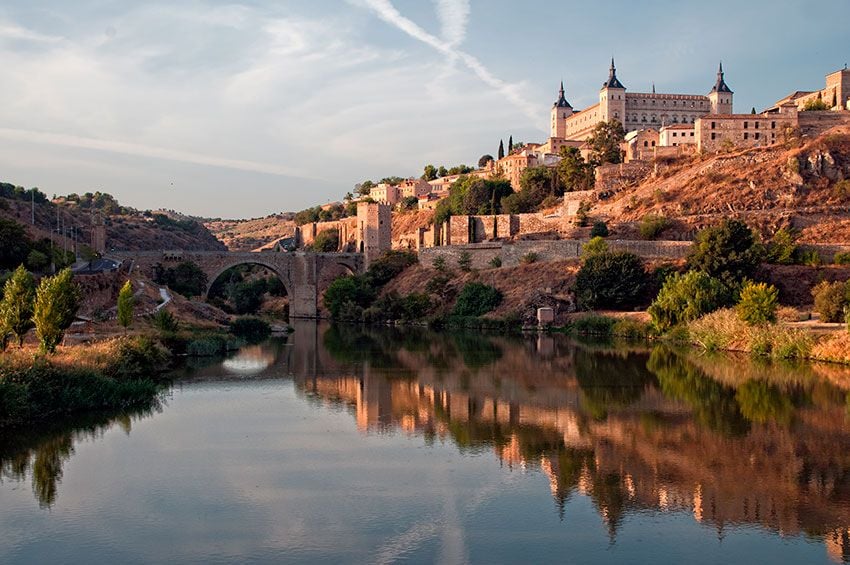 Panorámica de la ciudad de Toledo con el río Tajo y el Alcázar de fondo.