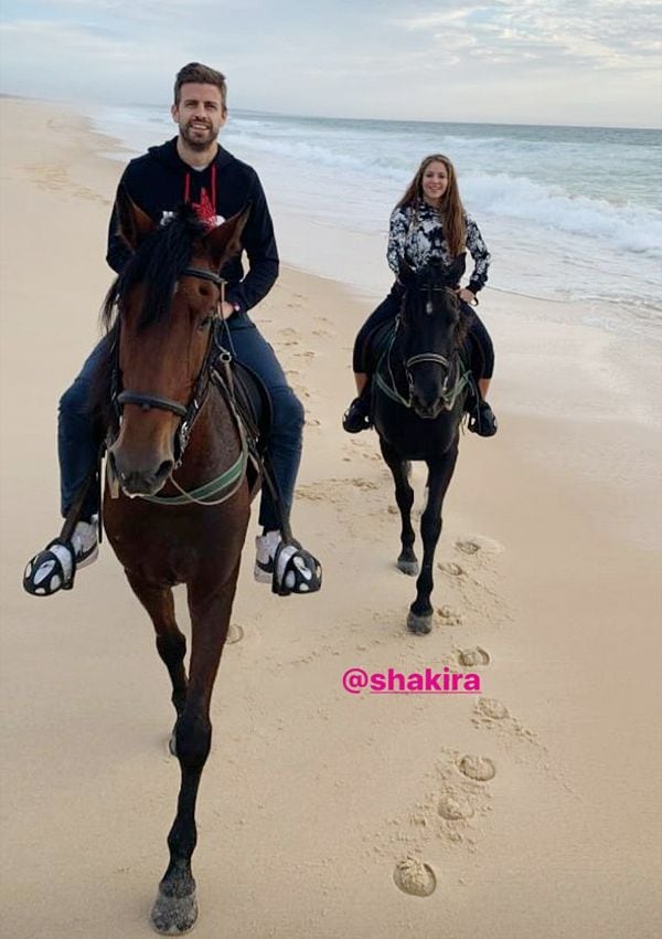 Shakira y Piqué disfrutan de un romántico paseo a caballo por la playa