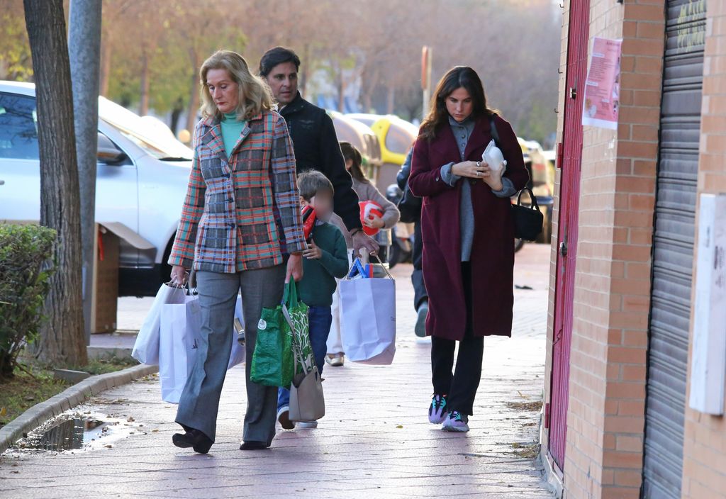 Fran Rivera y Lourdes Montes salen con sus hijos, Carmen y Curro, del domicilio de la madre de ella, Lourdes Parejo, a 6 de enero de 2024, en Sevilla 