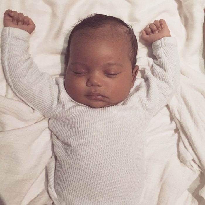 Antes de cumplir los tres meses de vida, Saint West debuta en público en la página web de su madre y con motivo del cumpleaños de su fallecido abuelo, Robert Kardashian. Foto: www.kimkardashianwest.com
