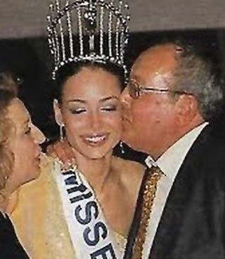 Eva González recibe un beso de su padre tras ser elegida Miss España