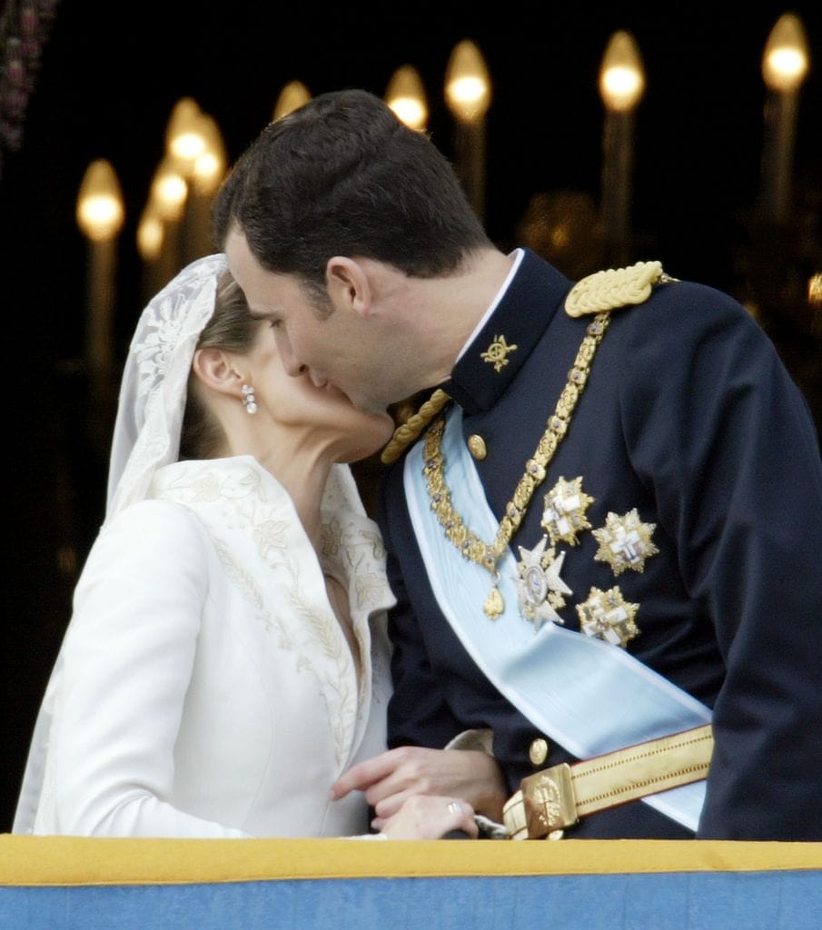 Beso de Felipe VI y doña Letizia