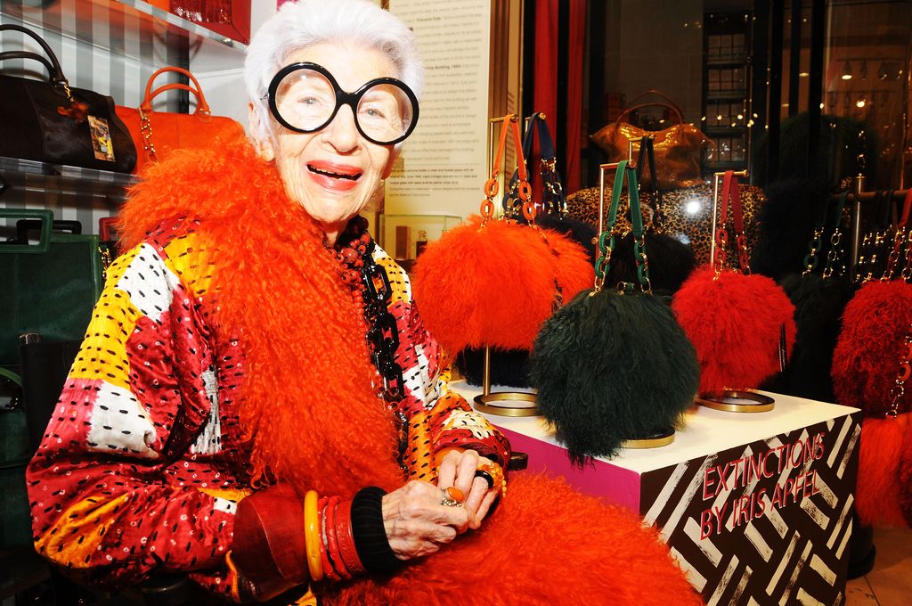 La leyenda de Iris Apfel continúa: se anuncia la subasta de sus objetos personales más icónicos