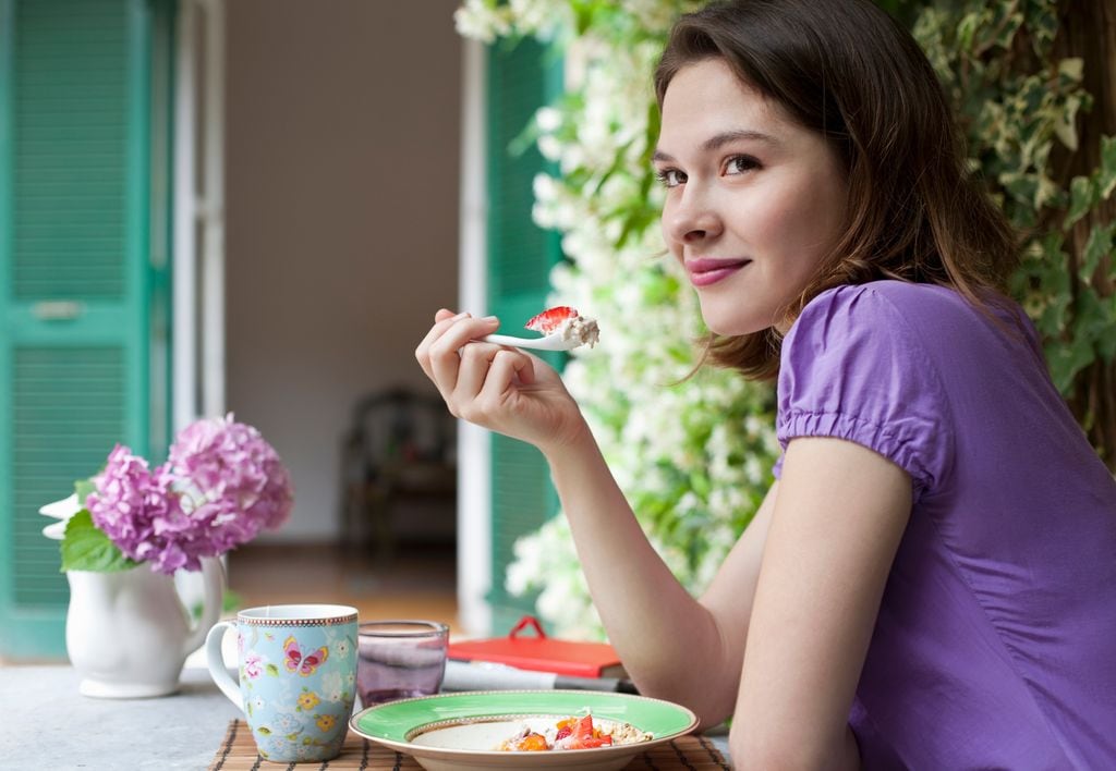 Mujer tomando un desayuno saludable