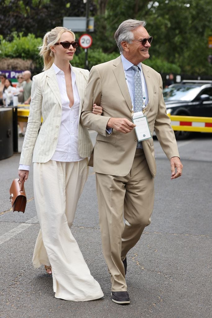 Poppy Delevingne y su padre Charles Delevingne llegando a Wimbledon