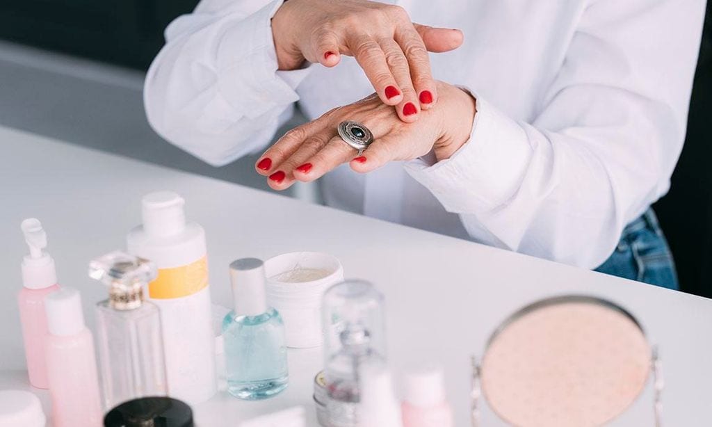 
Antes de decidirte por un cosmético debes hacer varias pruebas para determinar si va con tu tipo de piel y no produce reacciones alérgicas
