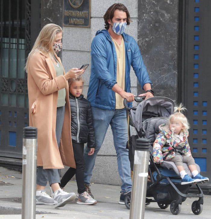 Patricia Montero y Alex Adrover paseando con sus hijas