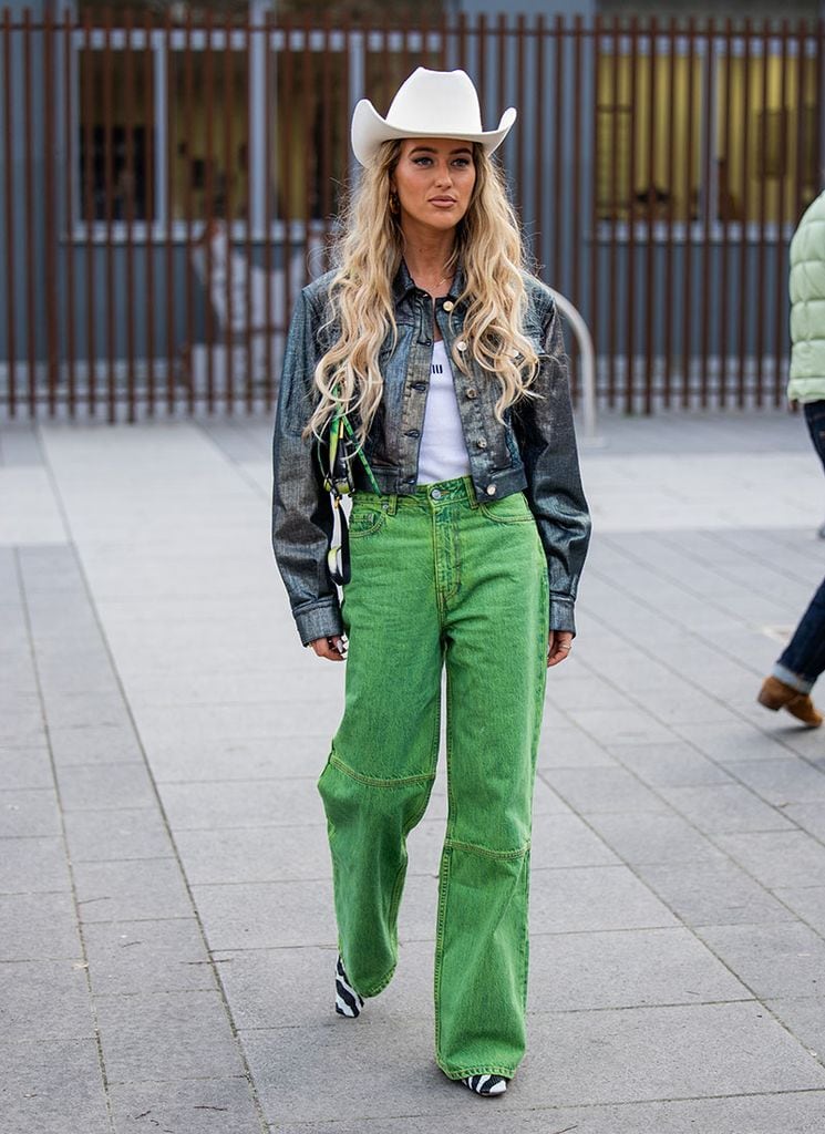 Emili Sindlev con looks de cowgirl