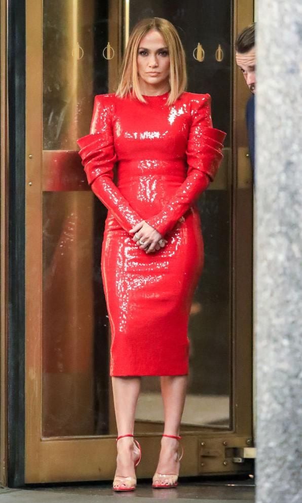 Jennifer Lopez con vestido midi, rojo y de lentejuelas de Alex Perry