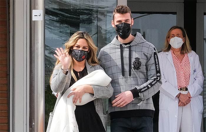 Edurne y David De Gea presentan a su hija a las puertas del hospital