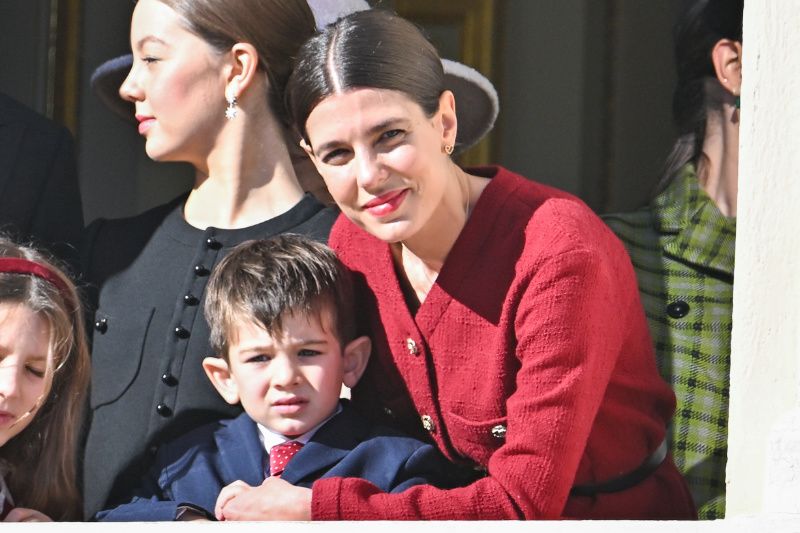 Carlota Casiraghi con su hijo Batazhar