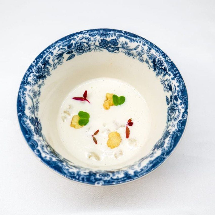 Callos de bacalao en su crema del menú degustación del restaurante de Hacienda de Abajo.