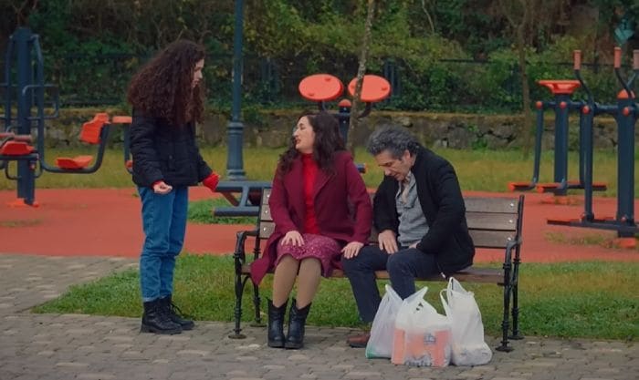 Şengül cuenta a su familia que ha sido engañada en el trabajo por Gönül y Ayla en 'Hermanos'