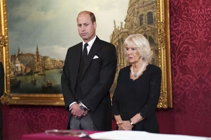 El príncipe Guillermo y la reina consorte Camilla