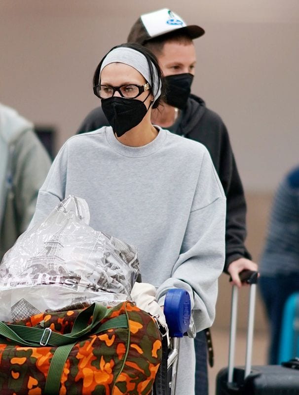 Bella Hadid con su novio en el aeropuerto