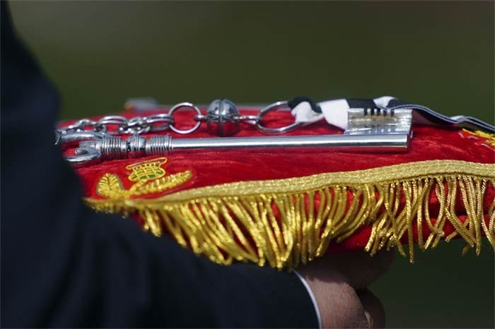 Los reyes Carlos y Camilla llegan a Edimburgo para unirse al cortejo fúnebre de Isabel II