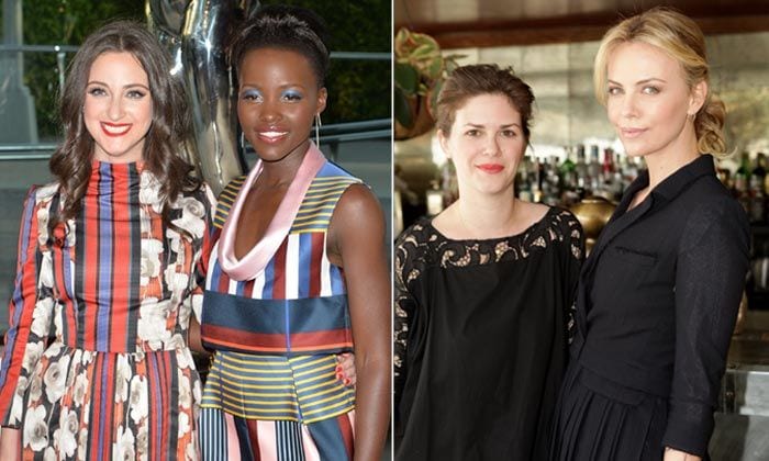 Lupita posa con su estilista Micaela Erlanger y Charlize Theron con la suya, Leslie Fremar
