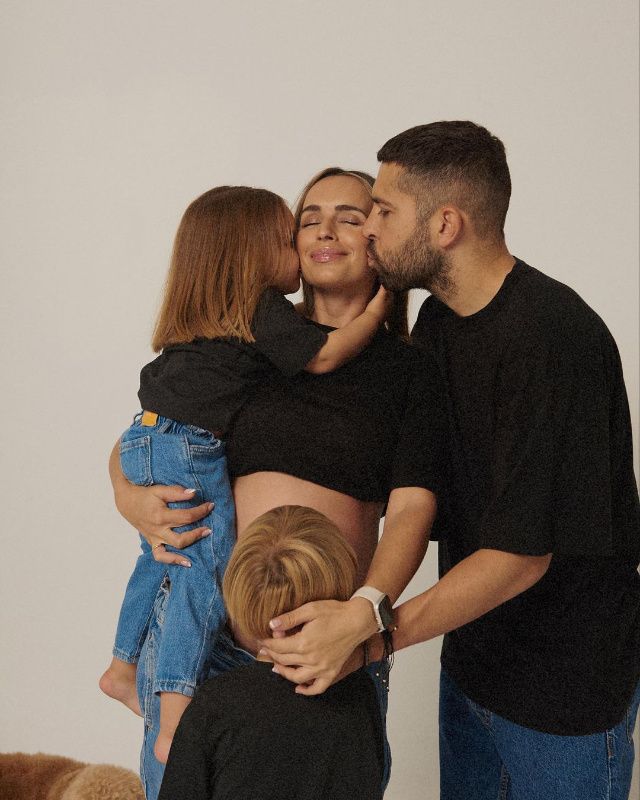 Jordi Alba y Romarey Ventura con sus hijos