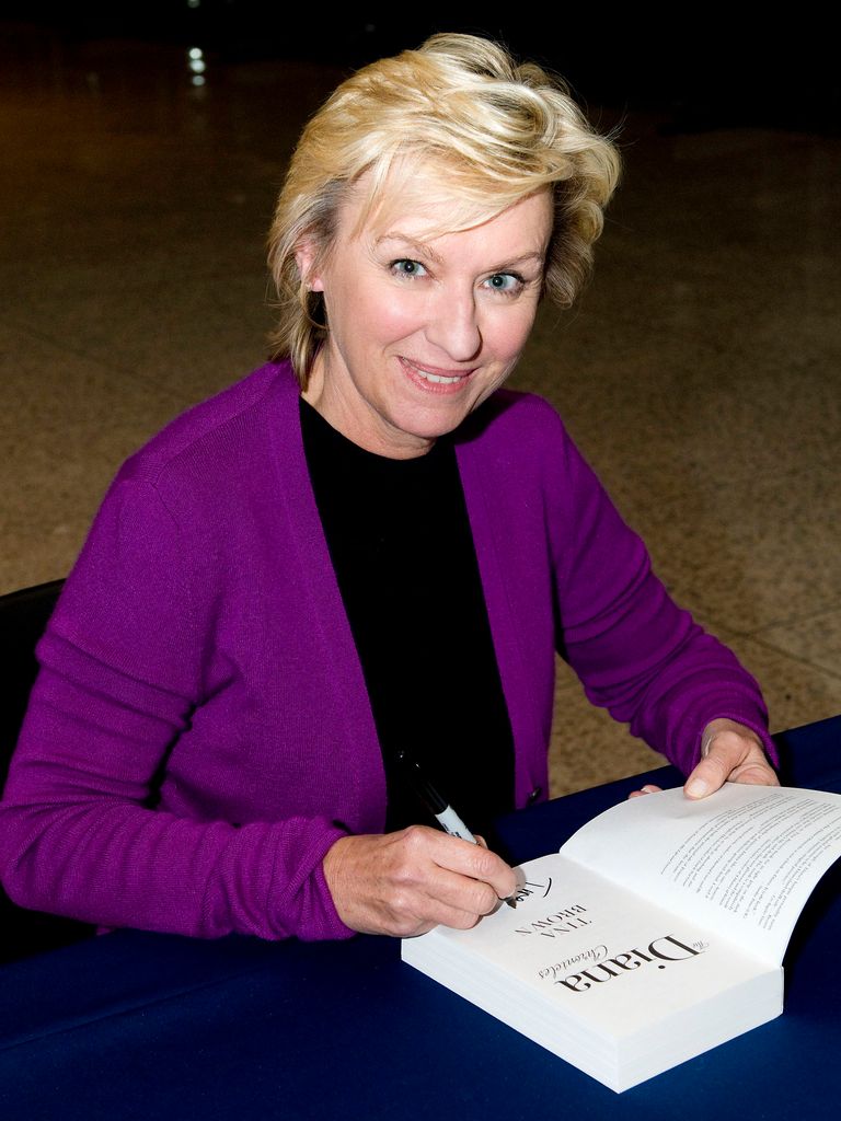 Tina Brown firmando un ejemplar de 'Las crónicas de Diana'