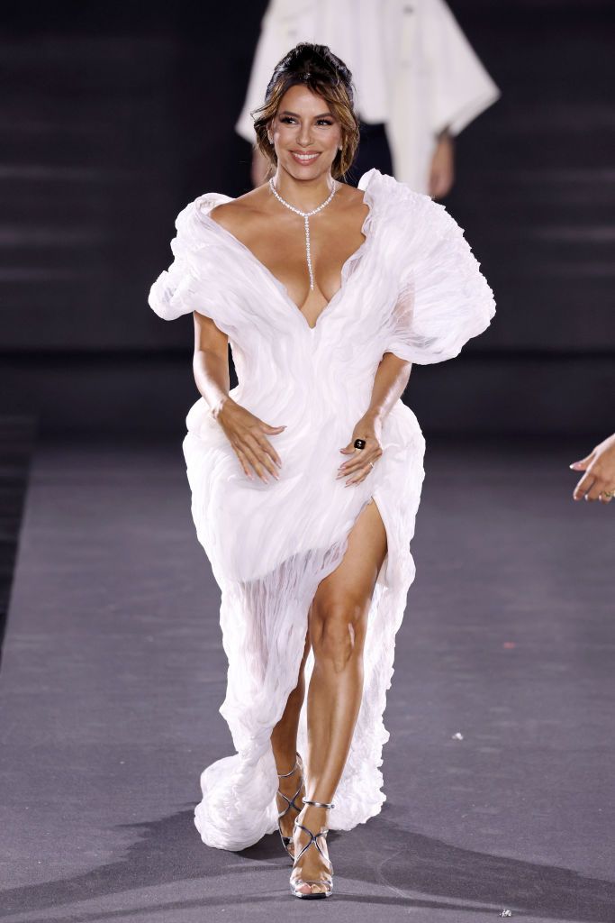 Eva Longoria caminando en el desfile de L'Oréal en Paris. 